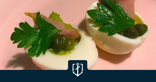 Пълнено яйце с мус от спанак и див паламуд