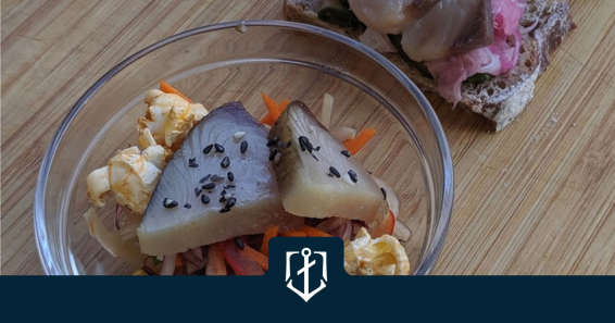 Есенна салата с пушен паламуд