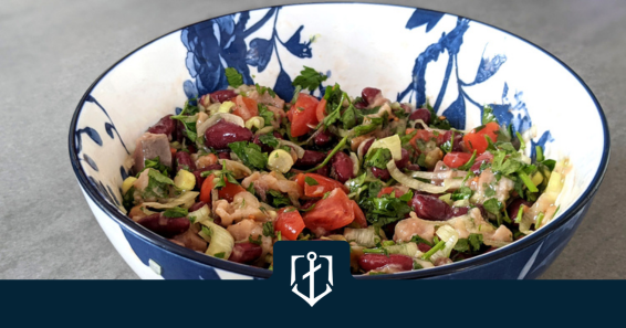 Зимна салата с червен боб и маринован паламуд